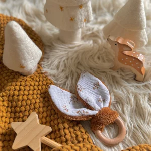 Anneau oreilles de Lapin en hêtre /  Judy Blanc