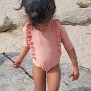 Maillot Body anti-UV Roma corail à volants - LES PETITS DORÉS