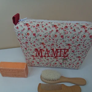 Trousse de toilette ptites fleurs rouges pour faire plaisir à Mamie